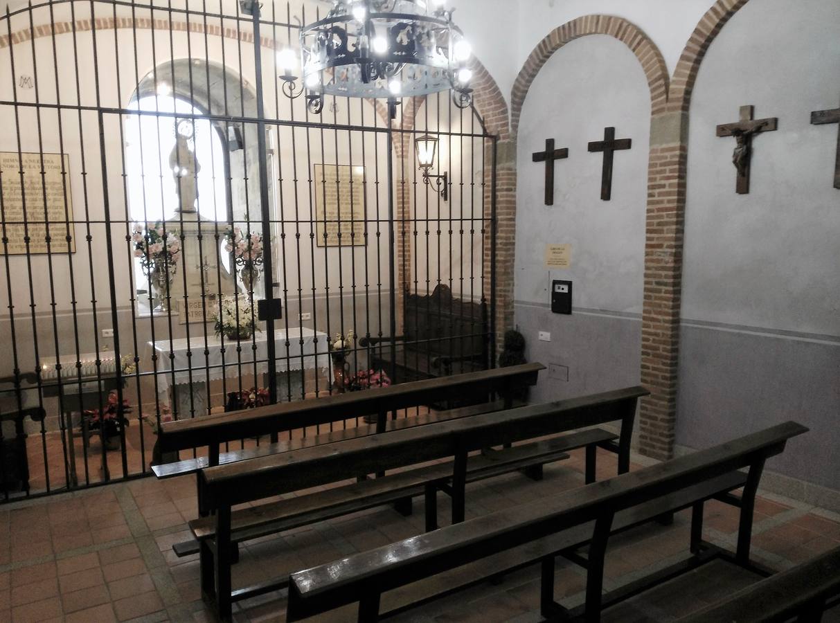 La ermita del castillo, con deficienicas por la humedad. 