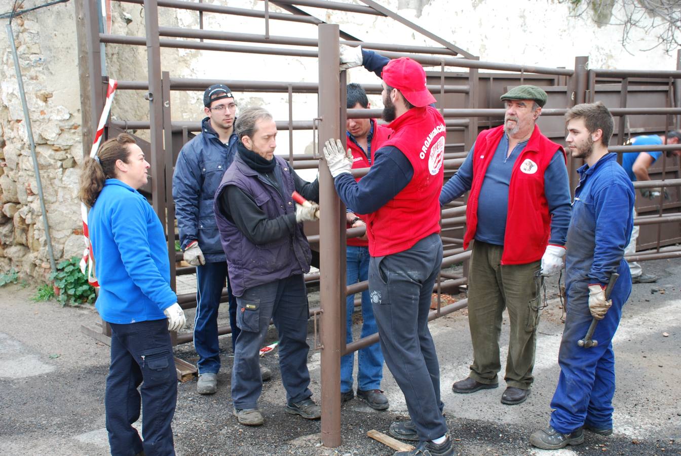 El personal trabajando en el montaje de esas estructuras para los encierros. 