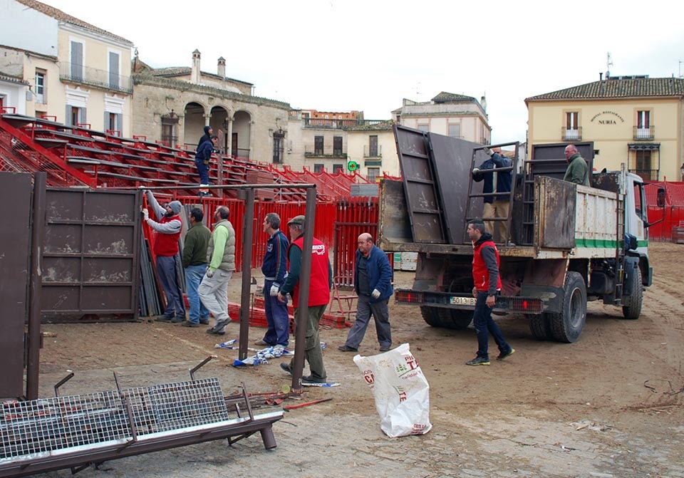Recogida del material en la plaza Mayor 