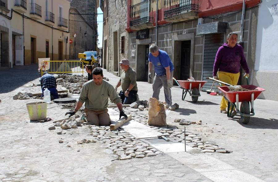 Operarios en el último tramo de la calle Afueras 
