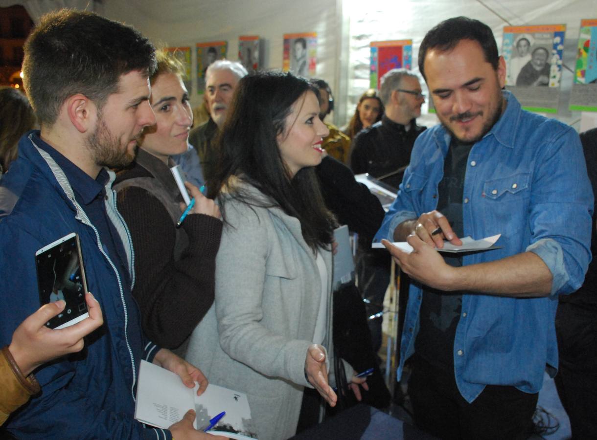 Ismael Serrano, con la firma de libros, tras su intervención 