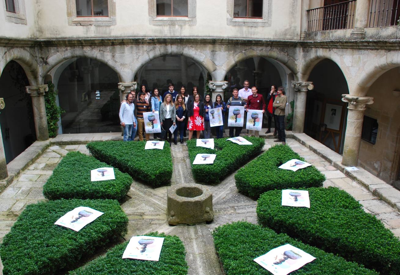 Voluntarios y responsables de este festival, en el convento de La Coria 