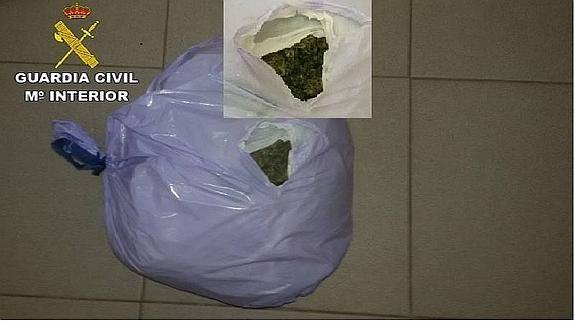 Detenidos dos jóvenes tras arrojar un kilo de marihuana en la A-5, a la altura de Jaraicejo