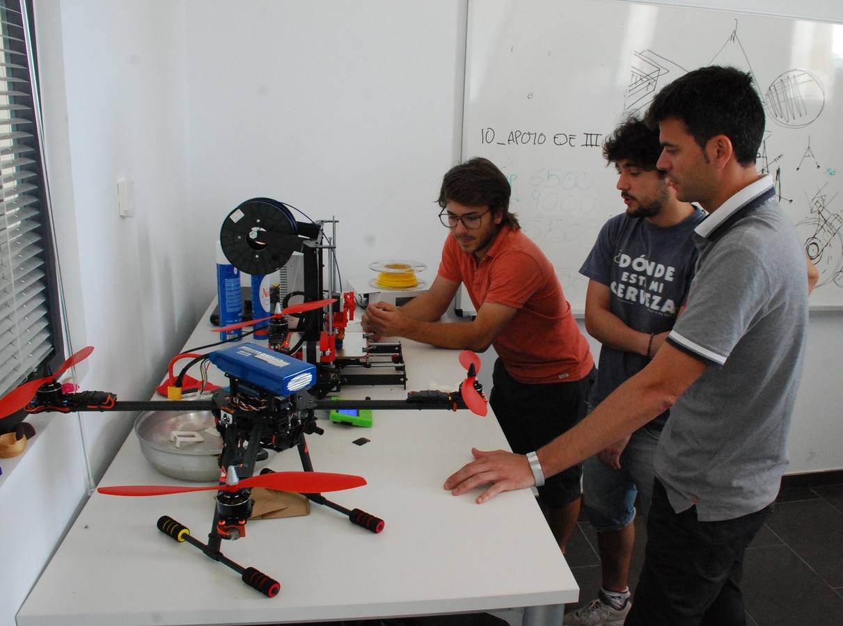 Jóvenes emprendedores en el iNovo, junto al director 