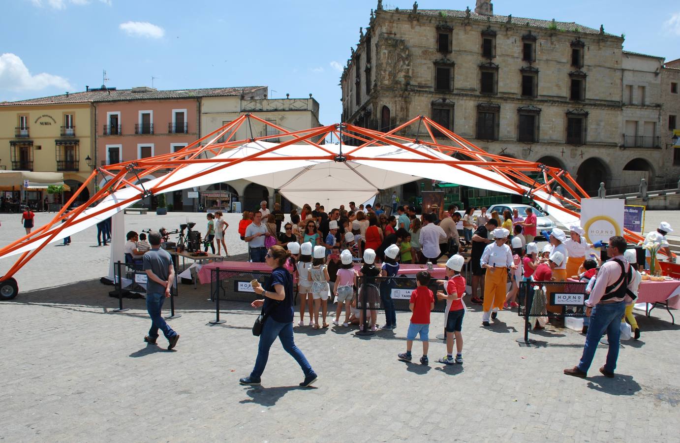 La carpa instalada con los emprendedores y participantes 