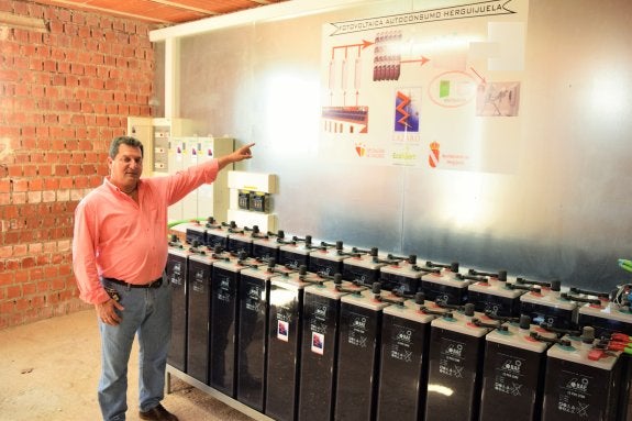 El alcalde con parte de la infraestructura instalada 