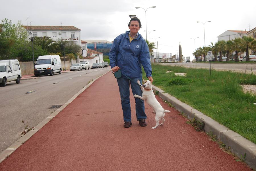Una vecina de paseo con su perro en una zona permitida 
