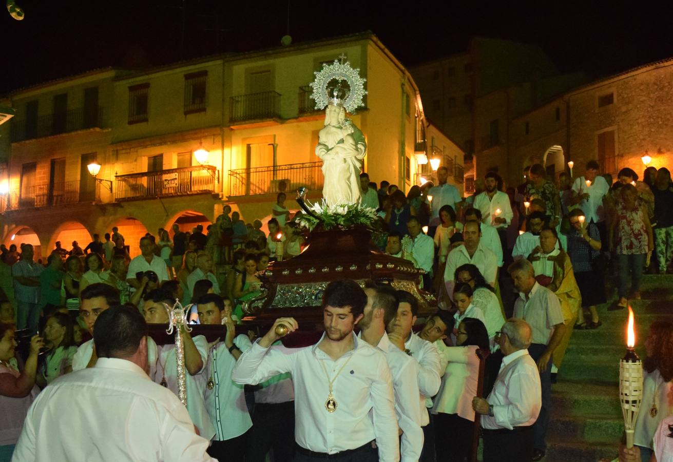 Devotos bajan la imagen de San Martín hacia San Miguel 