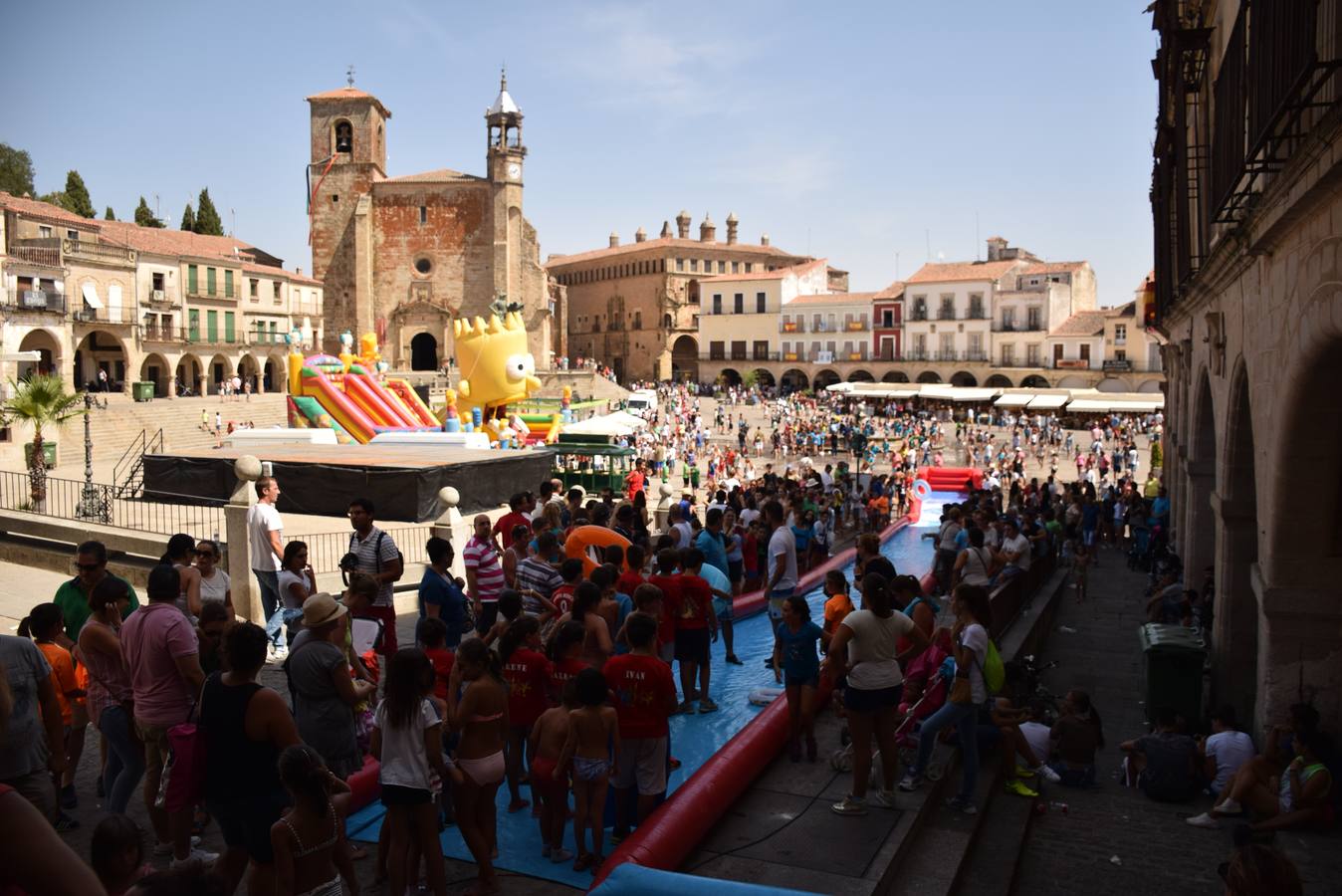 El tobogán en la plaza Mayor, con cientos de personas. 