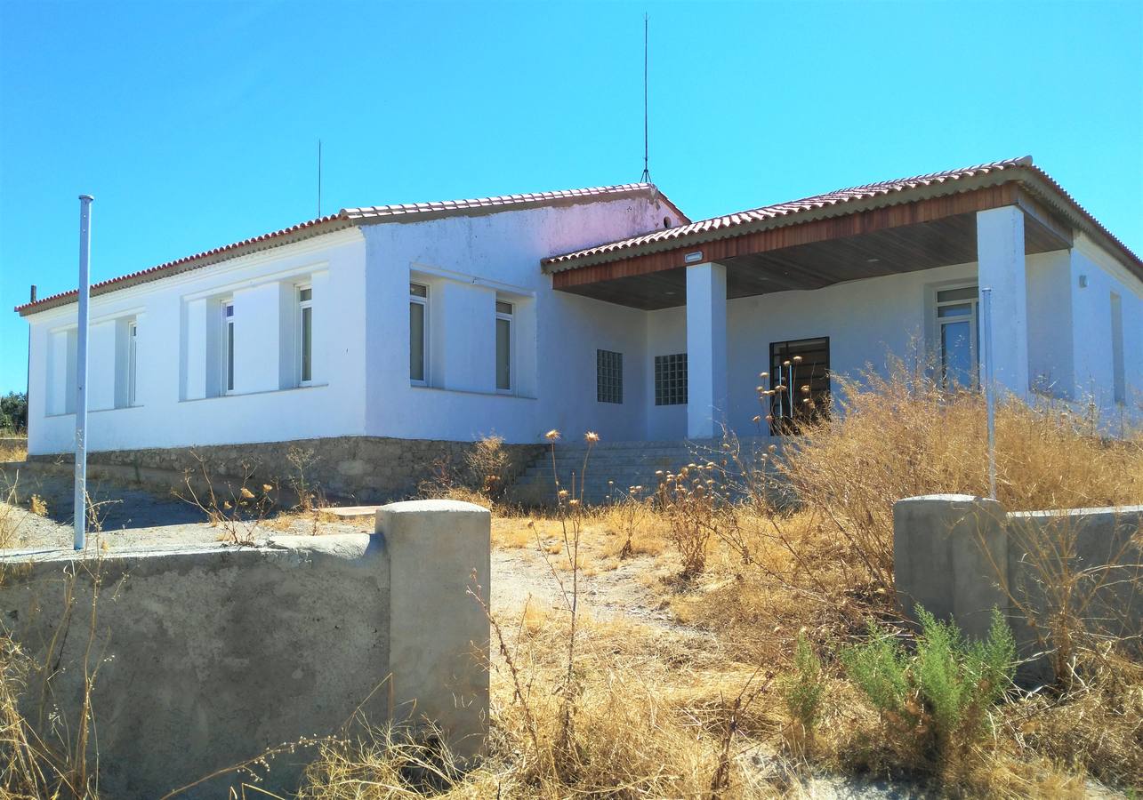 El albergue municipal, pendiente de la luz y el vallado perimetral