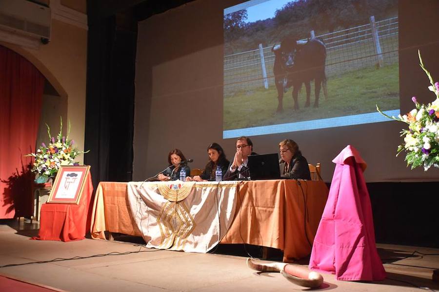 El alcalde muestra su apoyo al club taurino y al mundo de los toros