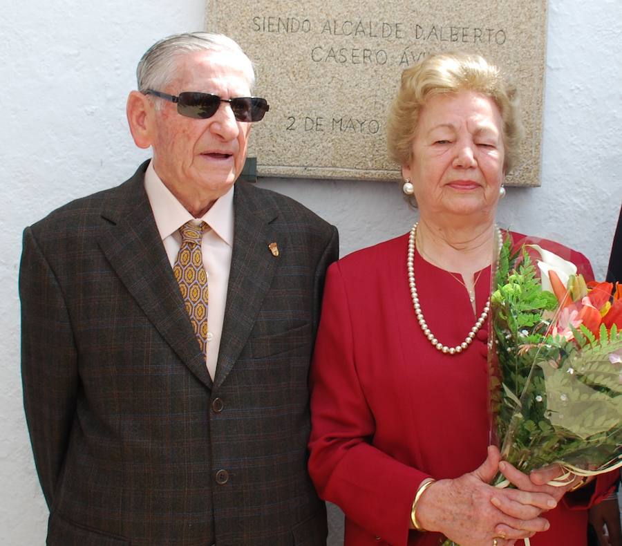 Luis Pino, con su esposa, en el homenaje ofrecido el año pasado 