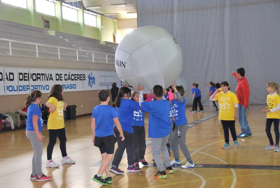 Participantes en el juego del kin-ball 