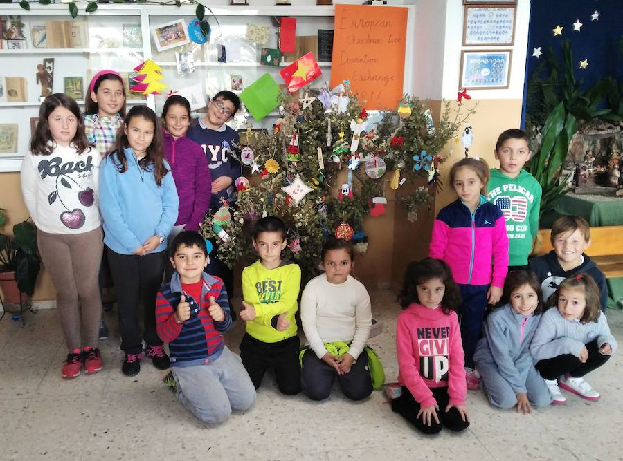 Estudiantes de Las Américas junto al árbol de Navidad 