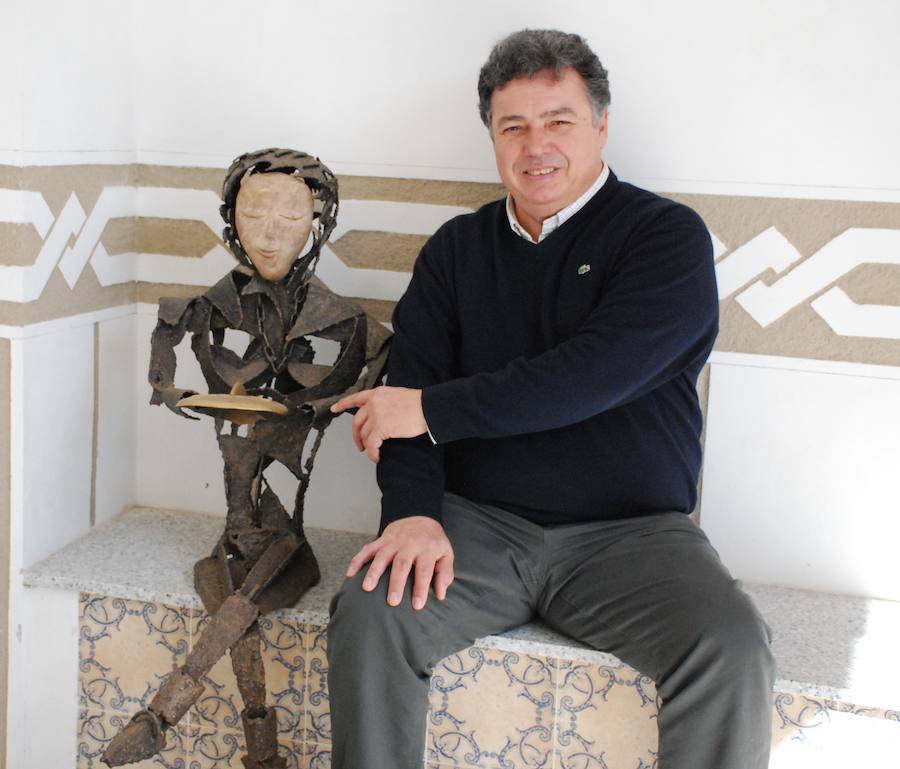 José Antonio Redonodo junto al 'Jano Bifronte' 