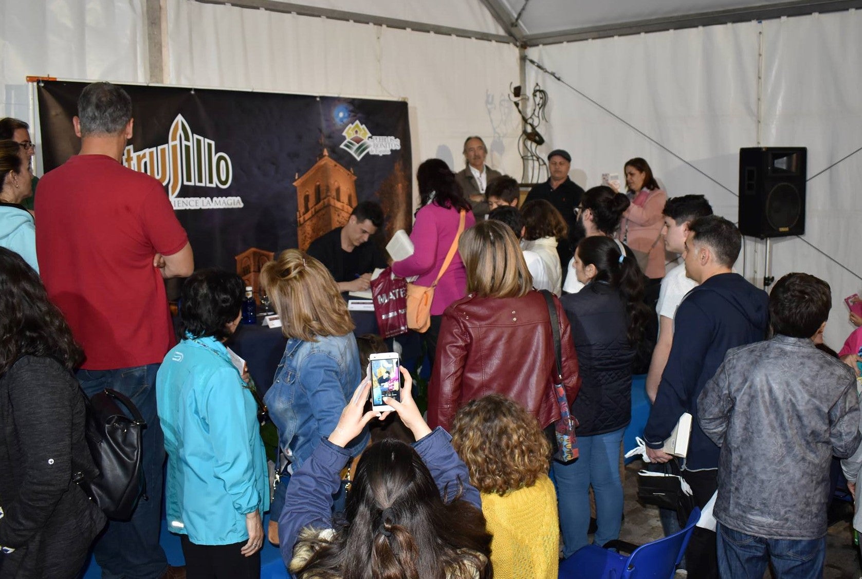 Christian Gálvez firmando libros y autógrafos 