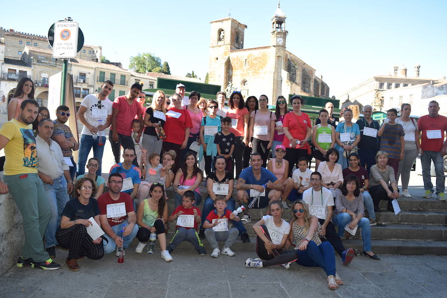 Participantes de la marcha solidaria por la zona centro 