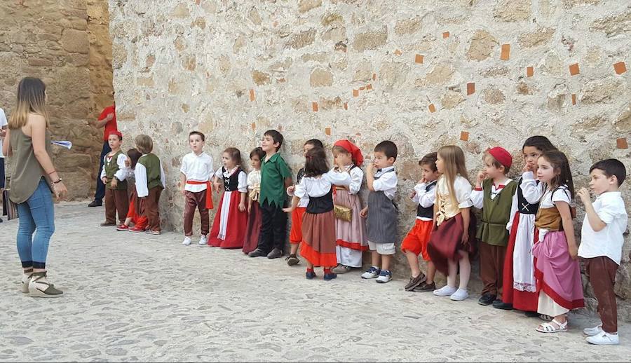 Menores dando la explicaciones sobre uno de los monumentos. 