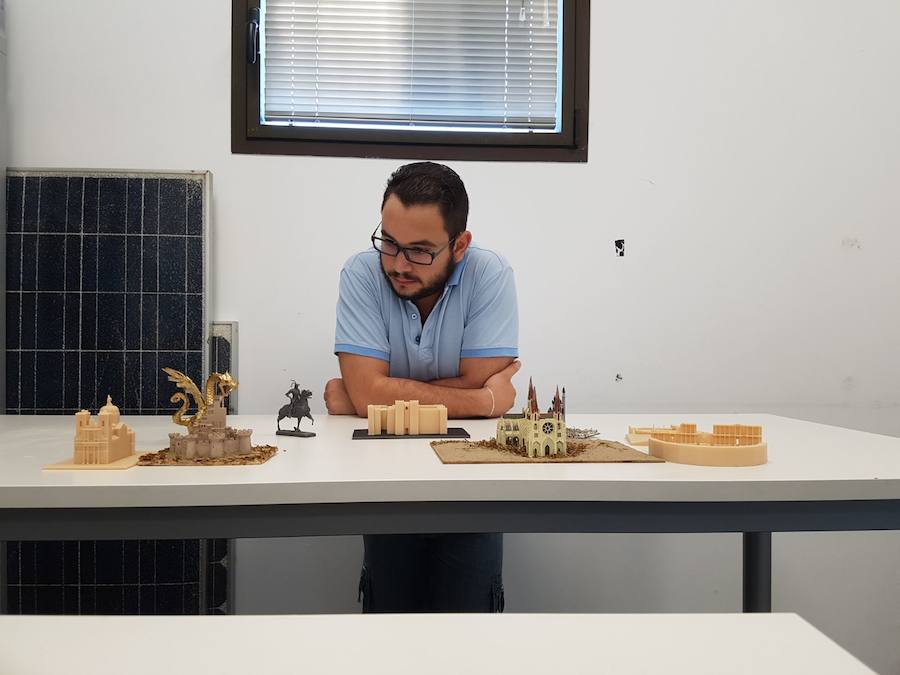 El emprendedor con diferenets piezas ya realizadas. CEDIDA