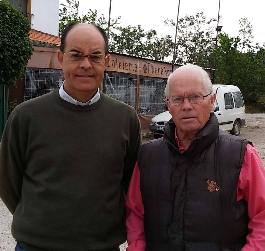 Escritor y alcalde de la población protagonista 