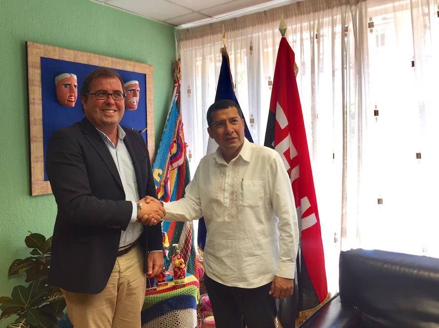 El alcalde trujillano y el embajador de Nicaraguas en España 