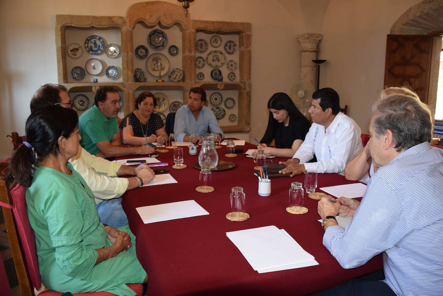 El encuentro del ebajador con colectivos sociales CEDIDA