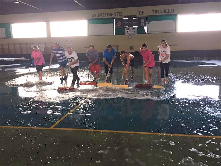 Operarios municipales en la limpieza del pabellón polideportivo 
