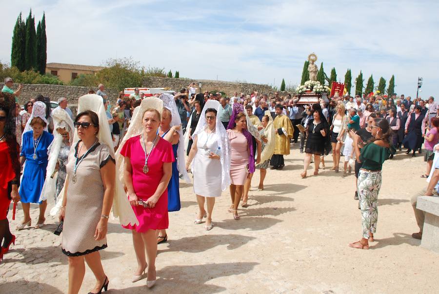 Mujeres vestidas de mantilla, junto a la pratrona en su regreso al castillo 