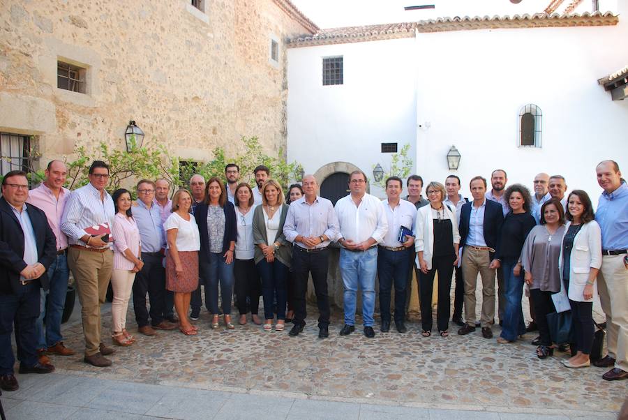 El presidente del PP en Extremadura, José Antonio Monago, junto al alcalde, Alberto Casero, junto con el resto de compañeros populares 