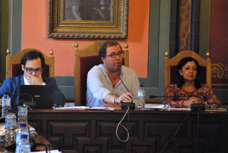 El alcalde dando explicaciones a la oposición en la sesión plenaria 