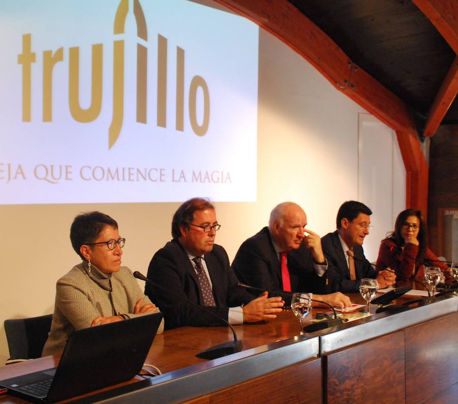 Responsables y autoridades en la presentación del proyecto 