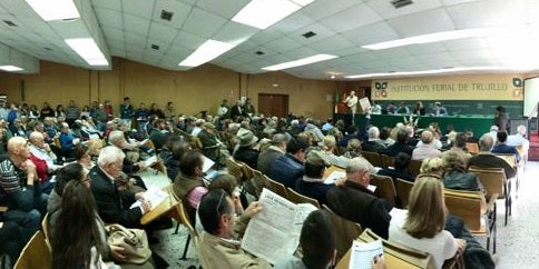Asistentes en la subasta de vacuno. CEDIDA