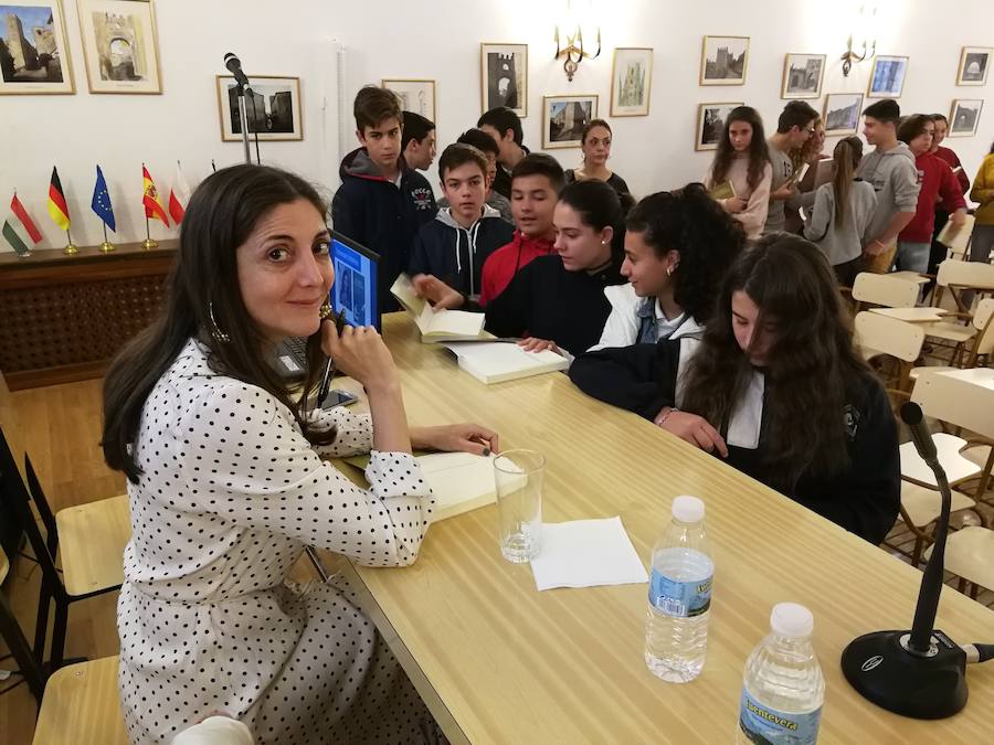 Espido Freire con alumnos del Sagrado corazón