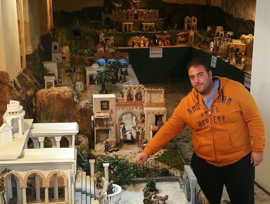 El promotor de la iniciativa colocando una de las piezas 