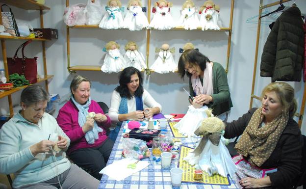 Integrantes de la entidad en la trastienda haciendo las diferentes creaciones artesanales 