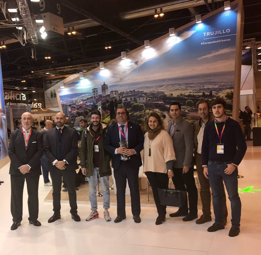 Representantes políticos y del sector turístico en Fitur, enla edición pasada. 