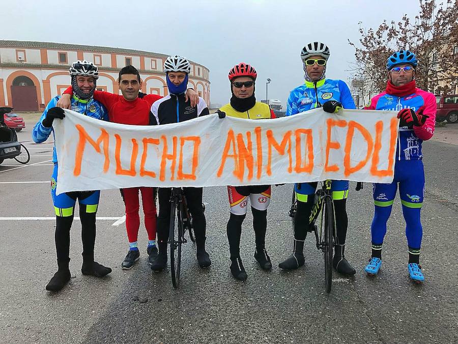 Compañeros de la bicicleta con el mensaje 'Mucho ánimo, Edu' 