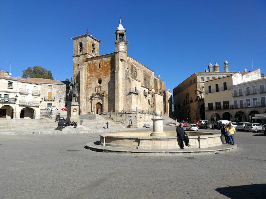 La plaza Mayor con iglesia de San Martín. 