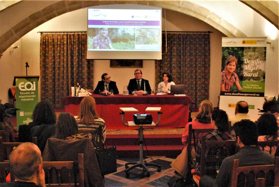 Inauguración del acto con representantes del Instituto de la Mujer de España, el alcalde, y la representante del Instituto de la Mujer de Exremadura 