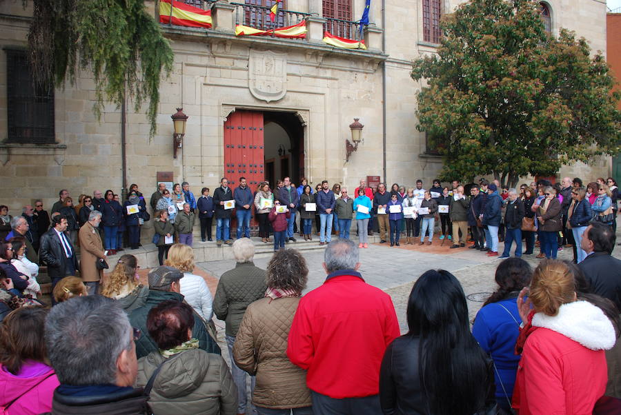 Decenas de personas muestran su repulsa por la muerte del niño Gabriel