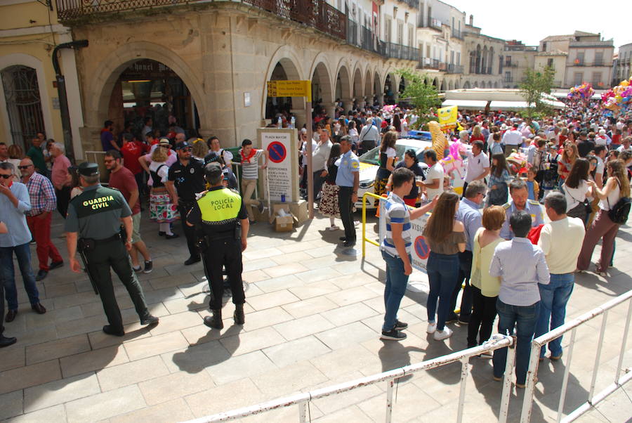 Efectivos en una de las entradas de la plaza Mayor en una edición anterior 