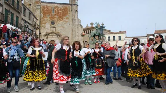 Grupo de amigos bailando en el Chíviri 