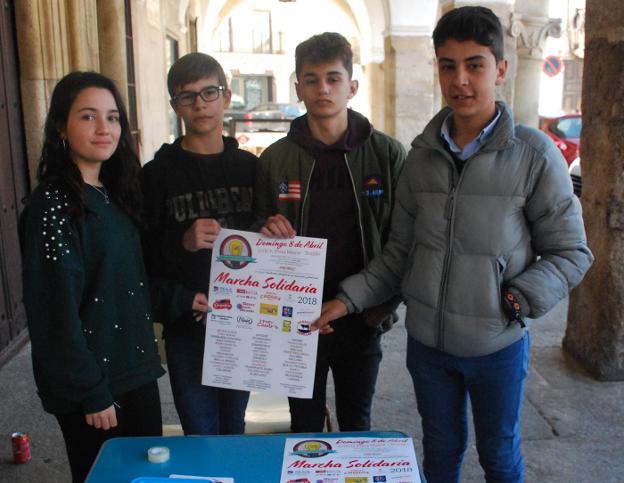 Participantes en la venta de dorsales en la plaza Mayor 