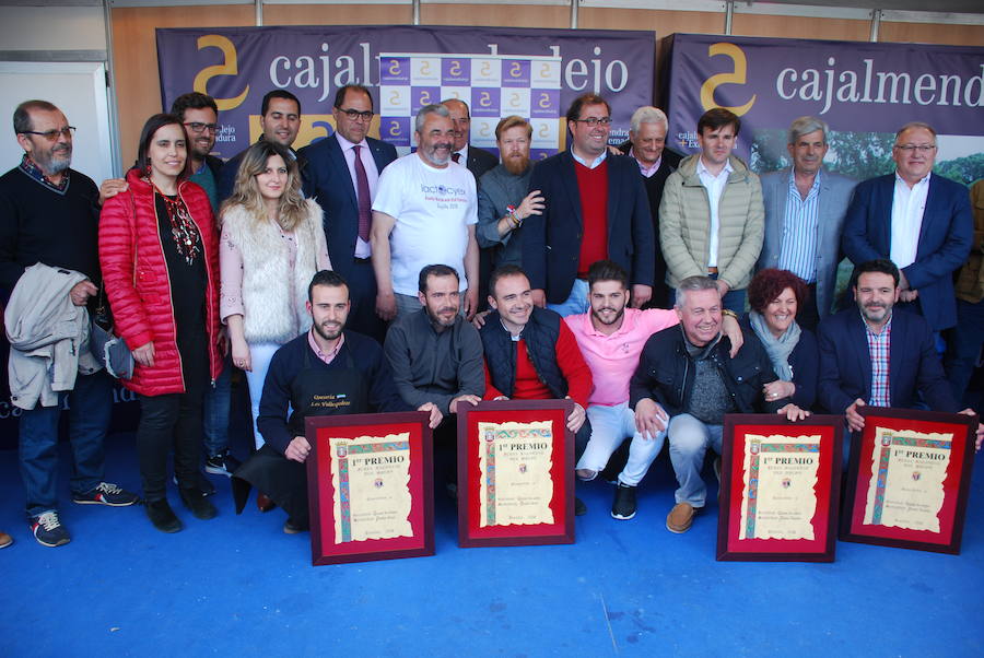 Premiados en la cata-concurso, junto a autoridades e integrantes de ljurado 