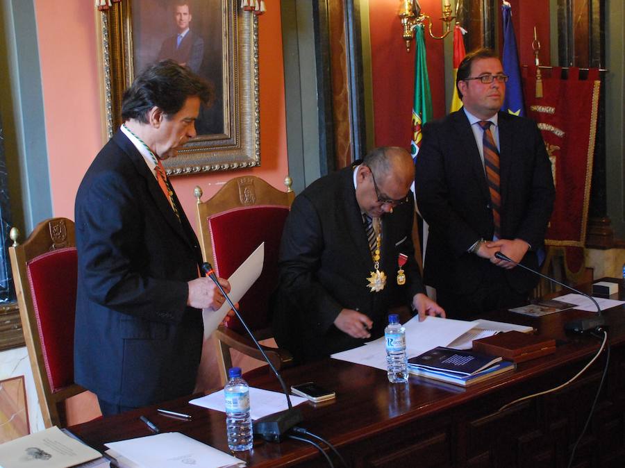 Firma del convenio entre los representantes de las dos entidades y el alcalde de Trujillo 