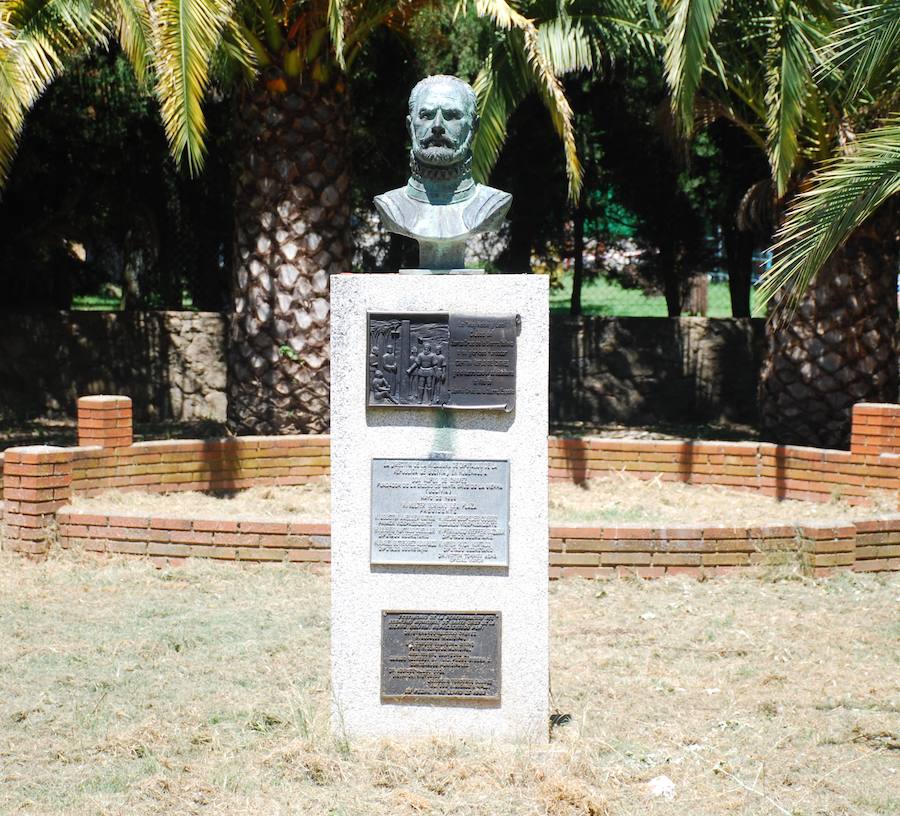 Busto de Ñuflo de Chaves en el parque de Santa Cruz de la Siera 