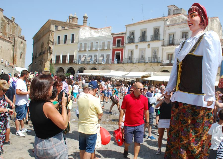 Los trujillanos se echan a la calle durante sus fiestas pese al calor