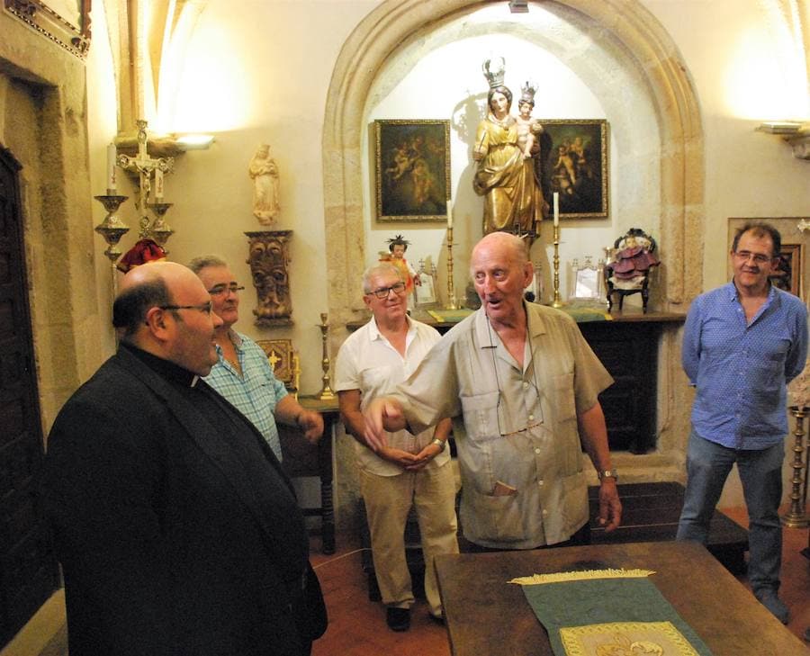 José Maria Pérez de Herrasti junto con el sacerdote Miguel Ángel Ventana y otros feligreses JSP