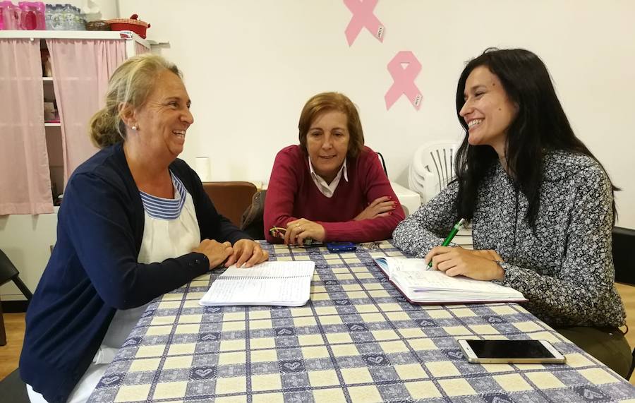 La concejala, una de las responsables de la asamblea local, junto a la profesional que dirigirá el nuevo servicio 