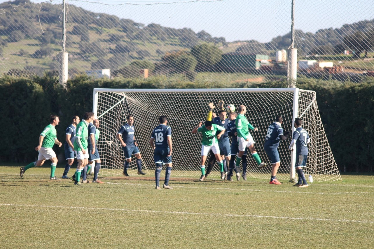 Imágenes del encuentro de semifinales de la Copa Luiqui de Veteranos disputado en el Municipal de San Roque y que terminó 1-3 (30-12-2018)